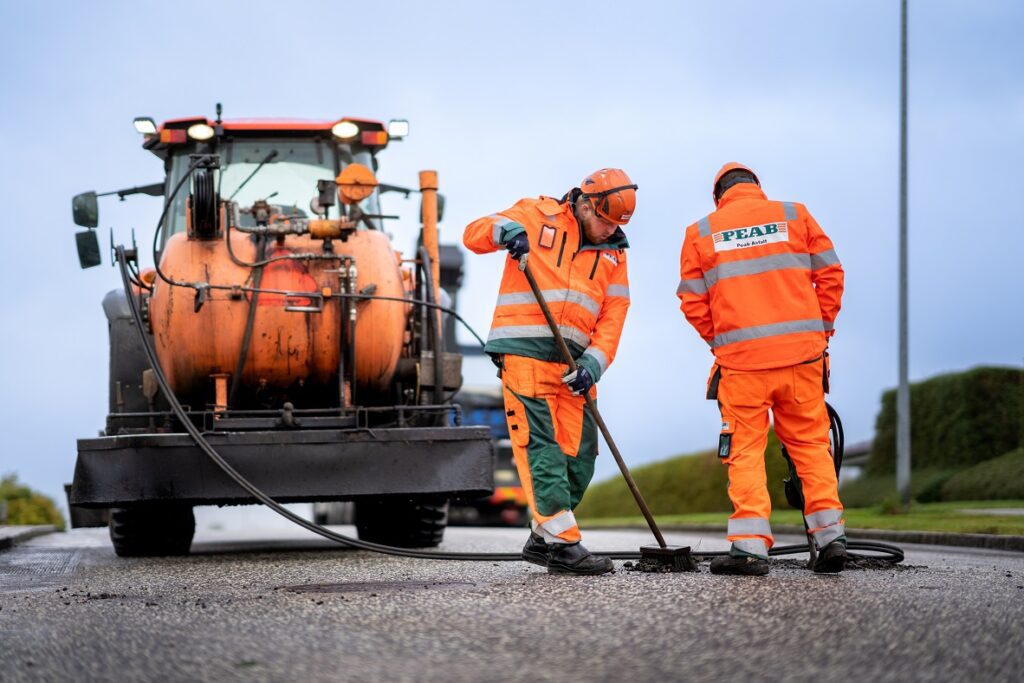 Kørt ned af vred bilist: Det er blevet farligere at arbejde på de danske veje
