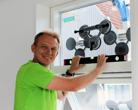 Holbæk Tømrer Service: Vores produktkendskab og fokus på faglig sparring sætter gang i forretningen